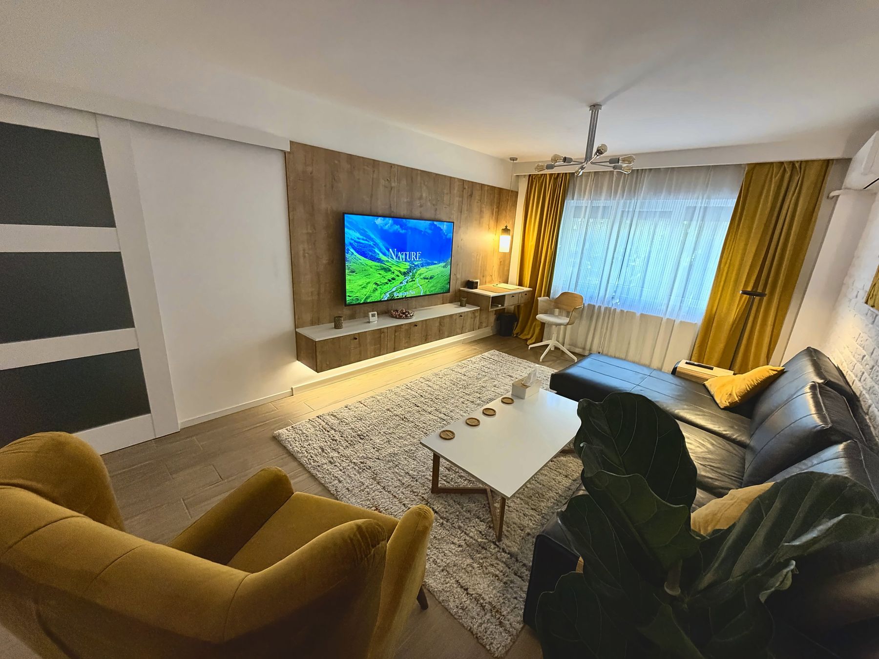 Living cu televizor și zonă de relaxare